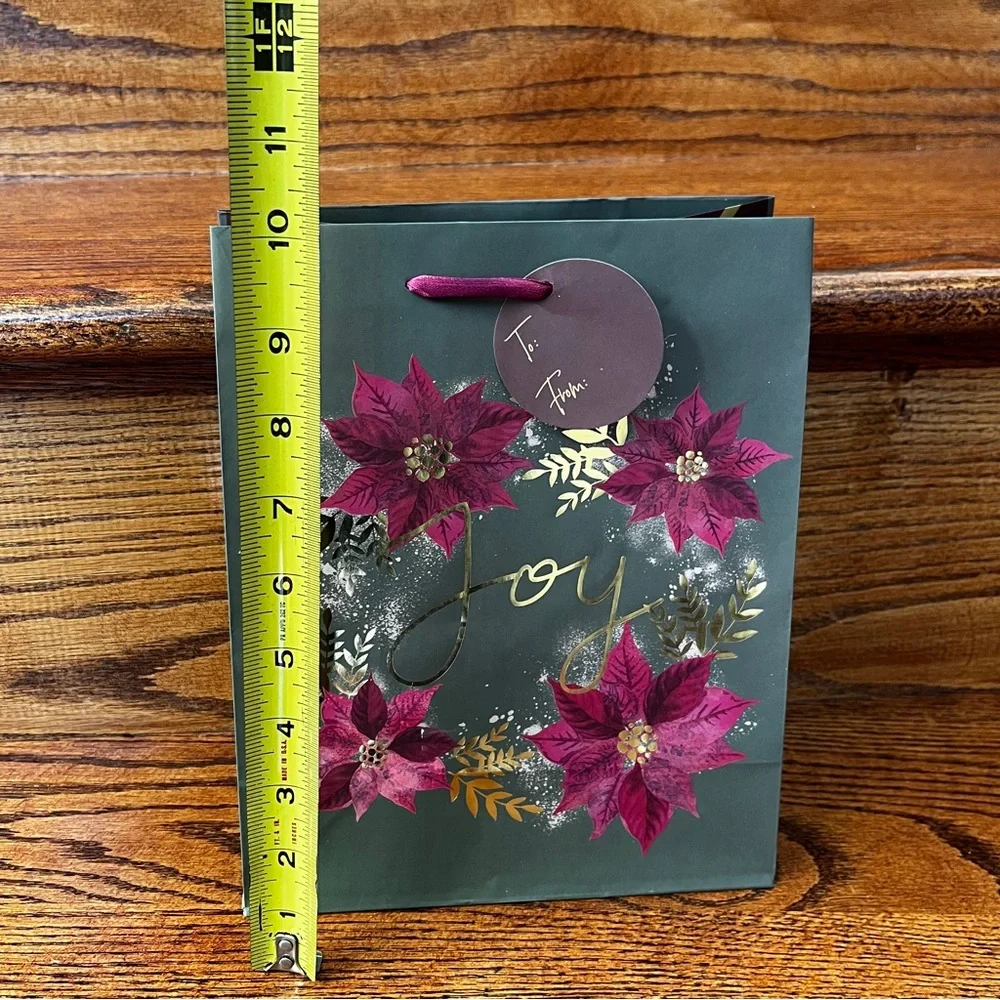 Design Focus Holiday Christmas Gift Bags